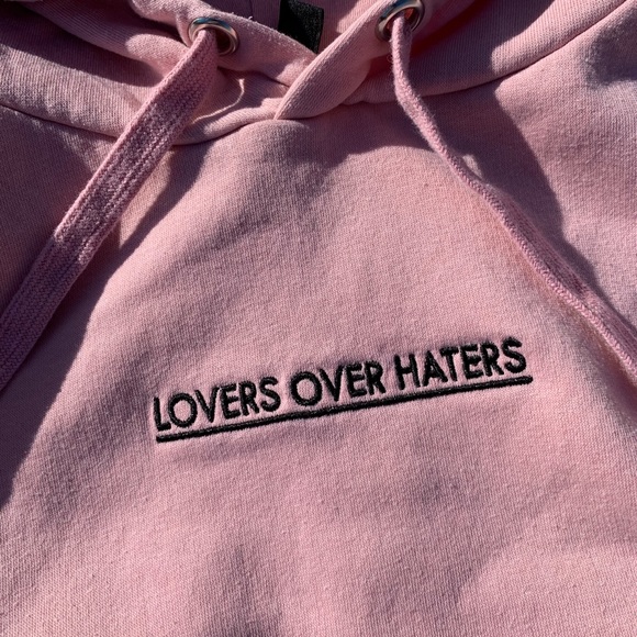 🧸2/$25🧸 Pink “Lovers Over Haters” Cropped Hoodie - Picture 2 of 2
